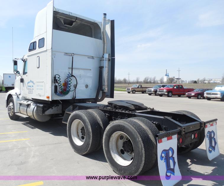 image for item H3234 2007 International 9400i semi truck