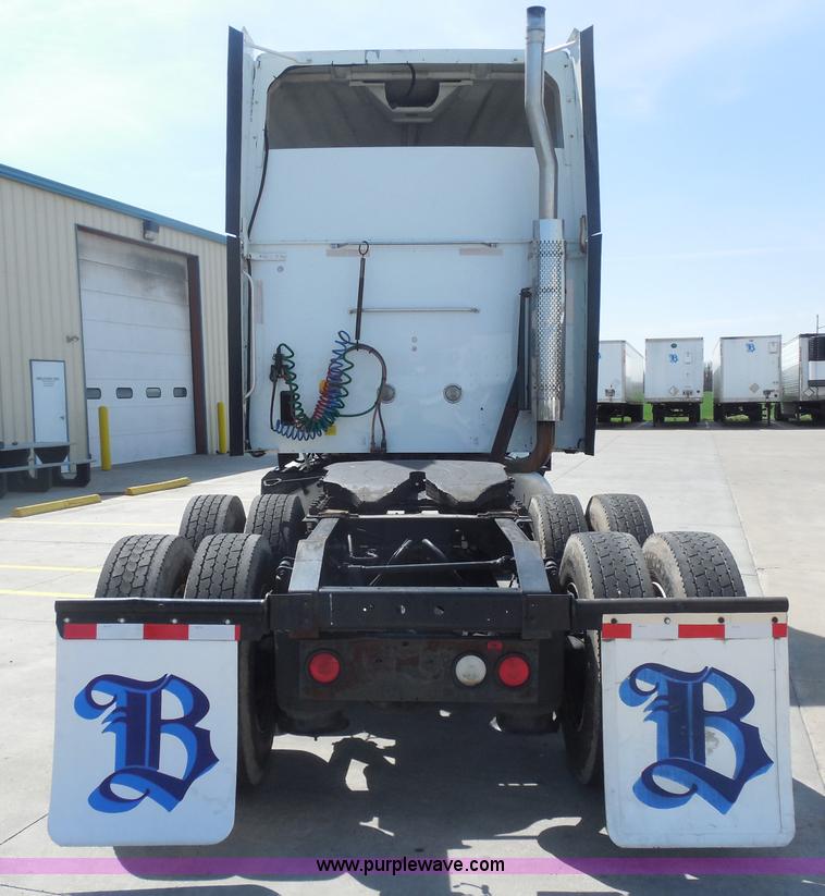 image for item H3234 2007 International 9400i semi truck