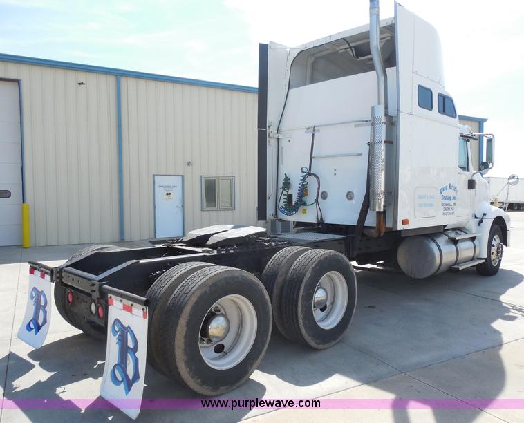 image for item H3234 2007 International 9400i semi truck