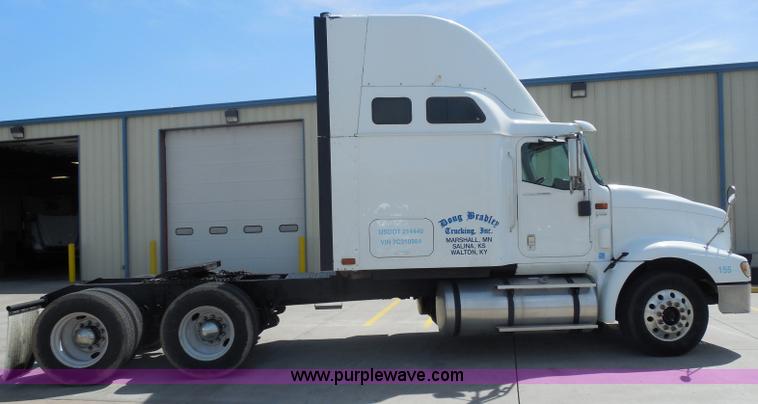 image for item H3234 2007 International 9400i semi truck