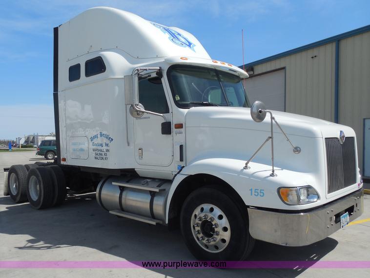 image for item H3234 2007 International 9400i semi truck