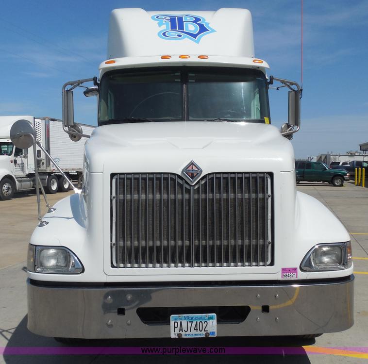 image for item H3234 2007 International 9400i semi truck