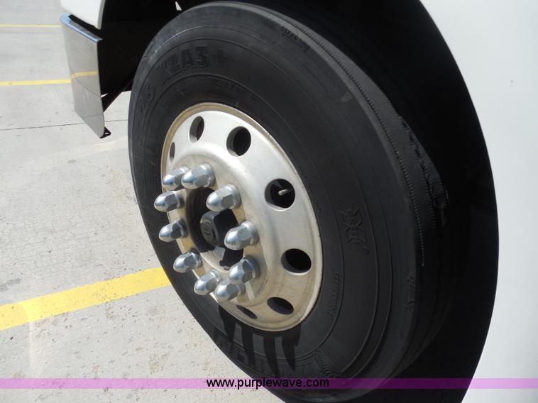 image for item H3234 2007 International 9400i semi truck