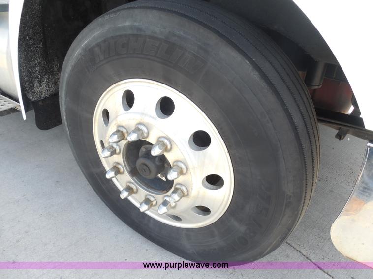 image for item H3234 2007 International 9400i semi truck