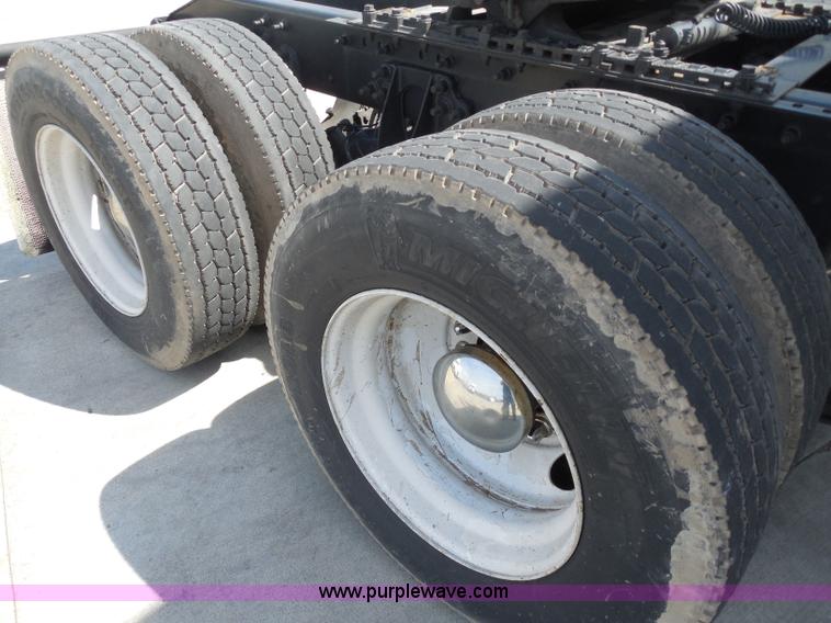 image for item H3234 2007 International 9400i semi truck