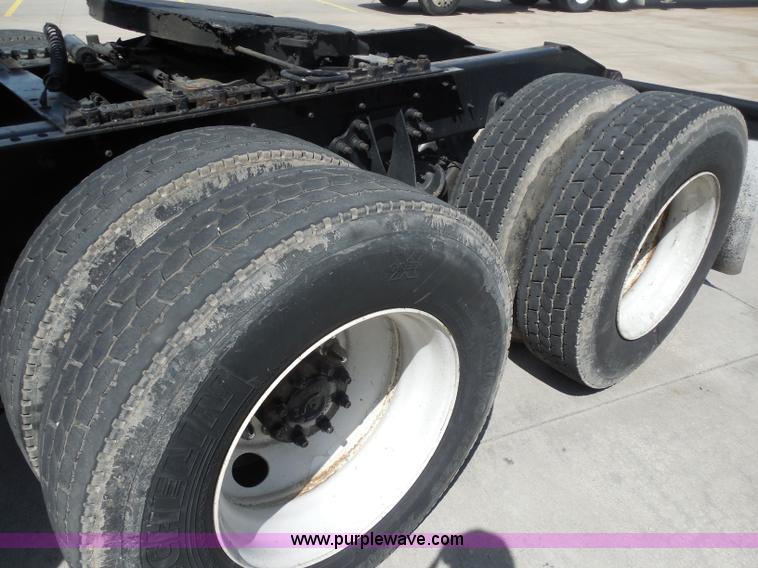 image for item H3234 2007 International 9400i semi truck