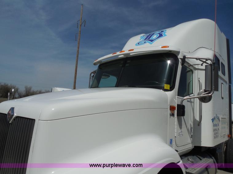 image for item H3234 2007 International 9400i semi truck