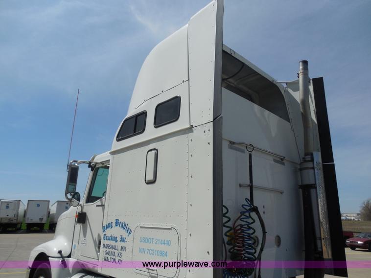 image for item H3234 2007 International 9400i semi truck