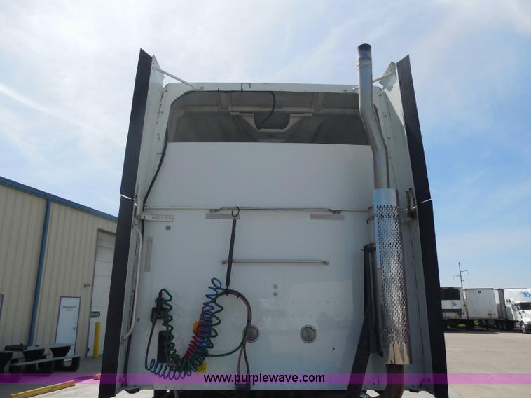 image for item H3234 2007 International 9400i semi truck