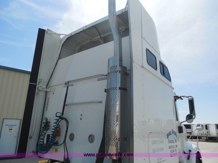 image for item H3234 2007 International 9400i semi truck