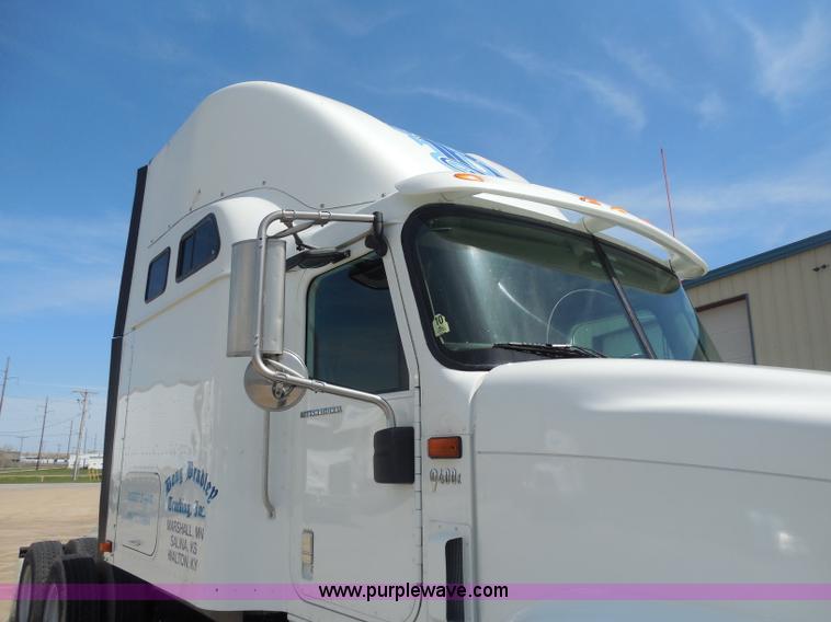 image for item H3234 2007 International 9400i semi truck