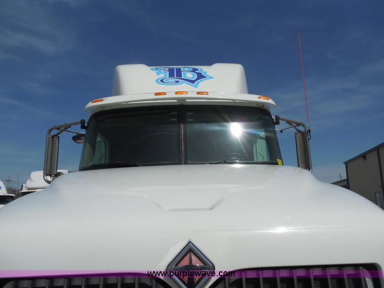 image for item H3234 2007 International 9400i semi truck