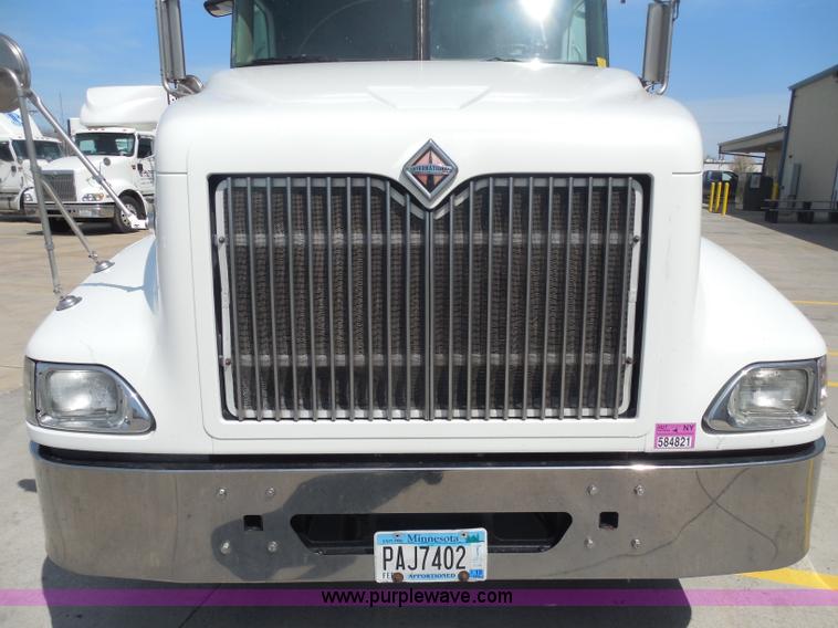 image for item H3234 2007 International 9400i semi truck