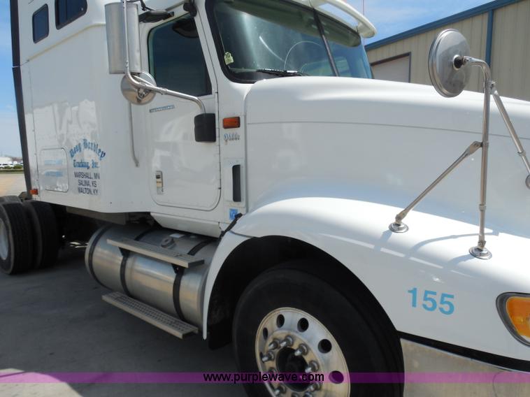 image for item H3234 2007 International 9400i semi truck