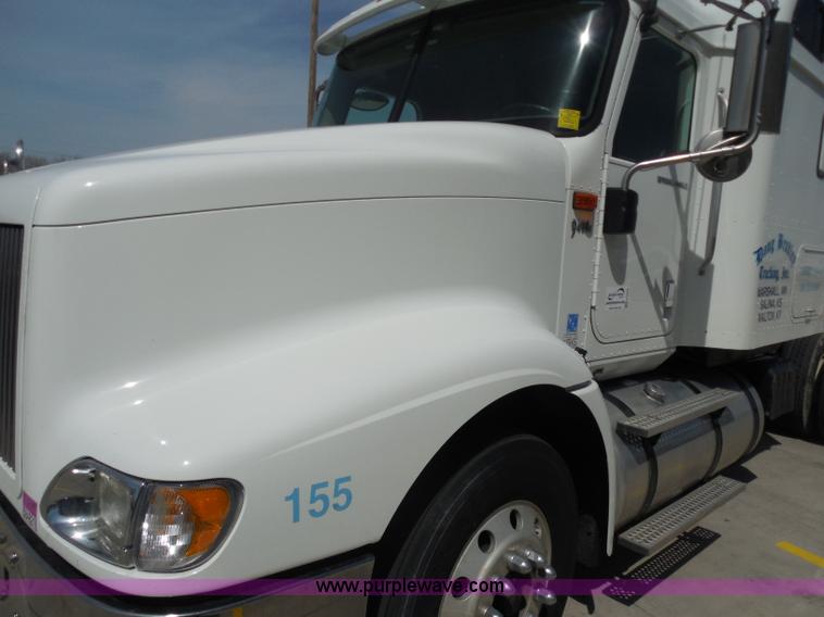 image for item H3234 2007 International 9400i semi truck