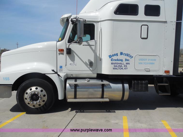 image for item H3234 2007 International 9400i semi truck