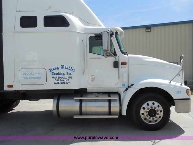 image for item H3234 2007 International 9400i semi truck