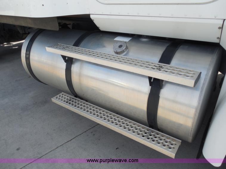 image for item H3234 2007 International 9400i semi truck