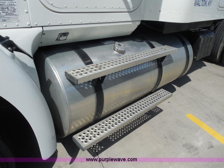 image for item H3234 2007 International 9400i semi truck