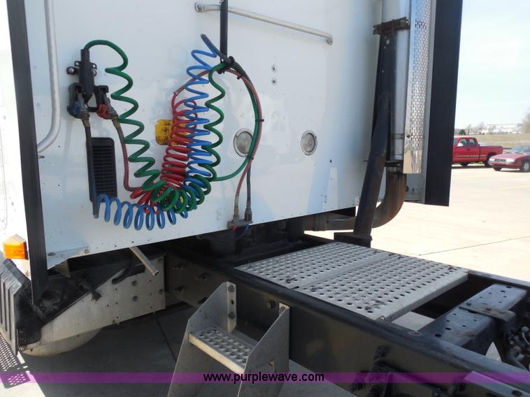 image for item H3234 2007 International 9400i semi truck