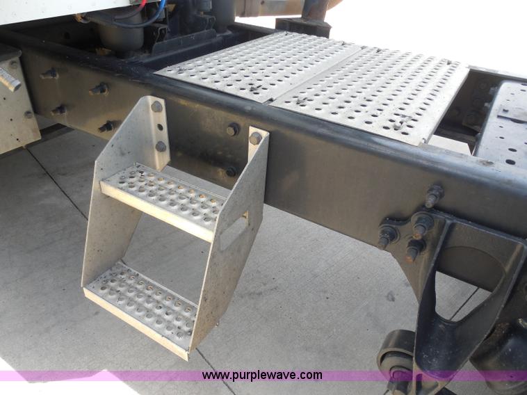 image for item H3234 2007 International 9400i semi truck