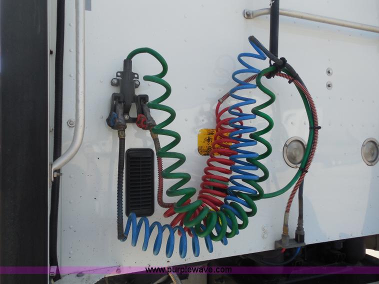 image for item H3234 2007 International 9400i semi truck