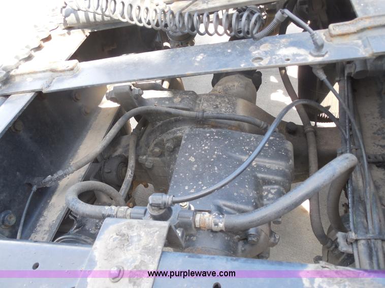 image for item H3234 2007 International 9400i semi truck