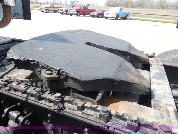 image for item H3234 2007 International 9400i semi truck