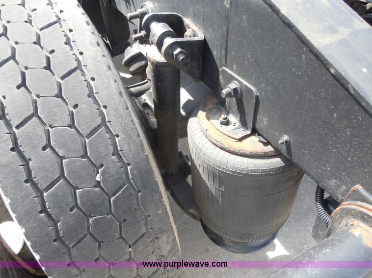 image for item H3234 2007 International 9400i semi truck