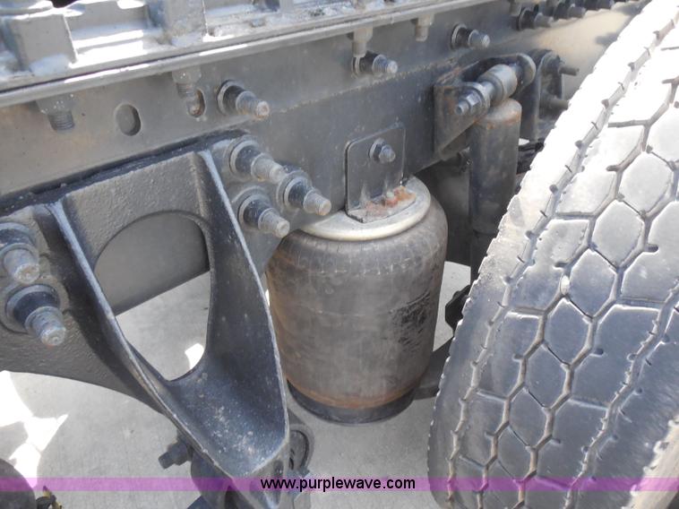 image for item H3234 2007 International 9400i semi truck