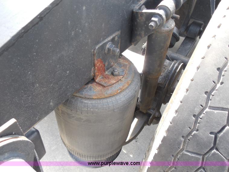 image for item H3234 2007 International 9400i semi truck