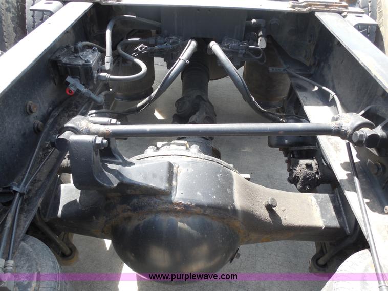 image for item H3234 2007 International 9400i semi truck