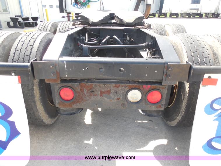 image for item H3234 2007 International 9400i semi truck