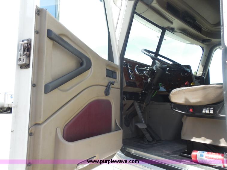 image for item H3234 2007 International 9400i semi truck