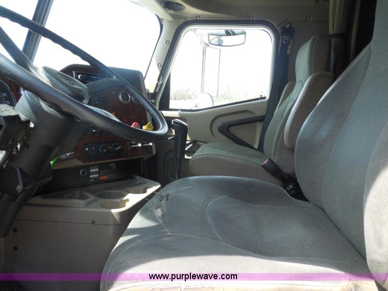 image for item H3234 2007 International 9400i semi truck