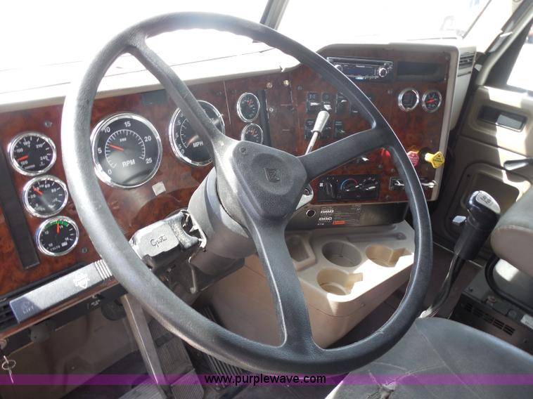 image for item H3234 2007 International 9400i semi truck