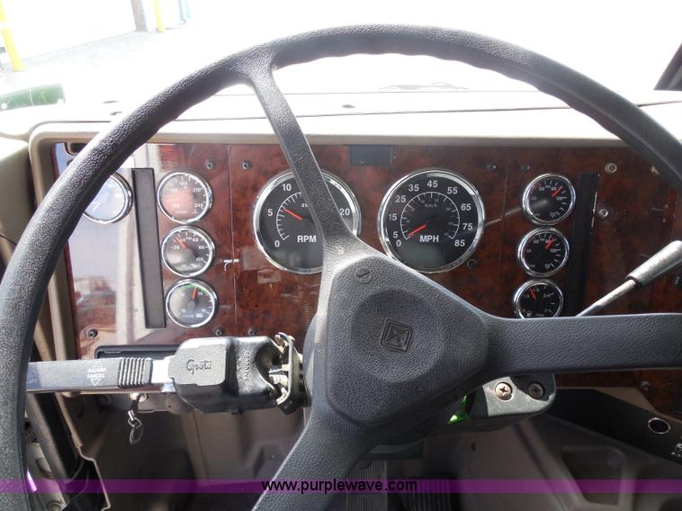 image for item H3234 2007 International 9400i semi truck