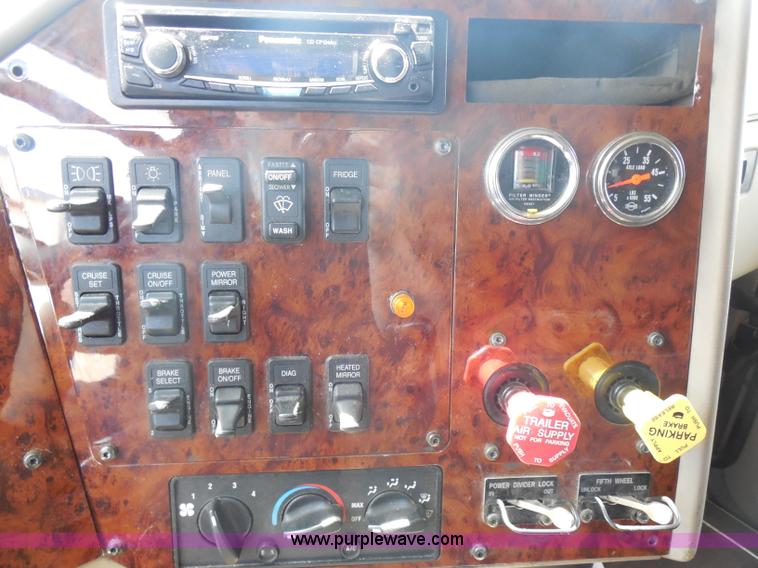 image for item H3234 2007 International 9400i semi truck