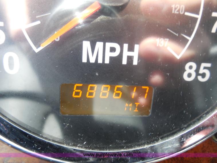 image for item H3234 2007 International 9400i semi truck