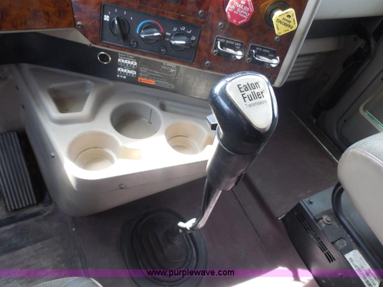 image for item H3234 2007 International 9400i semi truck