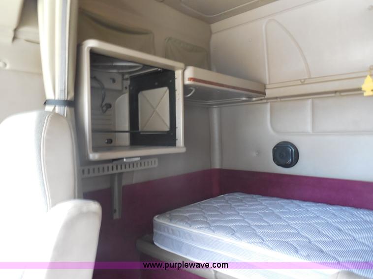 image for item H3234 2007 International 9400i semi truck