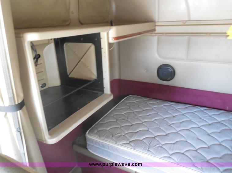 image for item H3234 2007 International 9400i semi truck