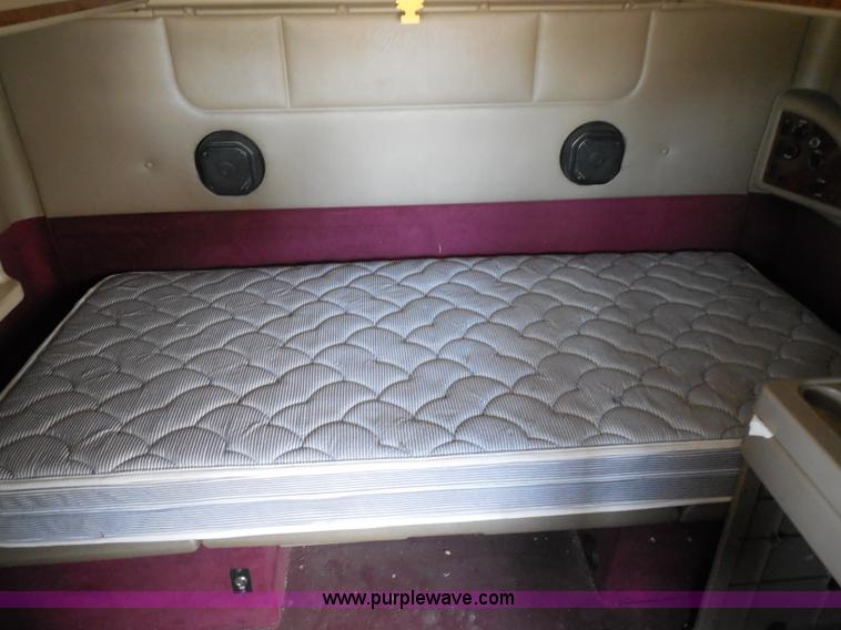 image for item H3234 2007 International 9400i semi truck