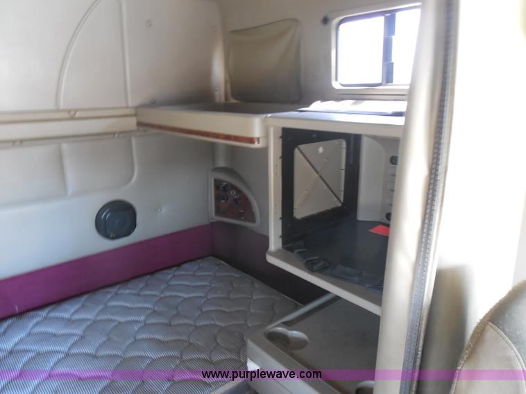 image for item H3234 2007 International 9400i semi truck