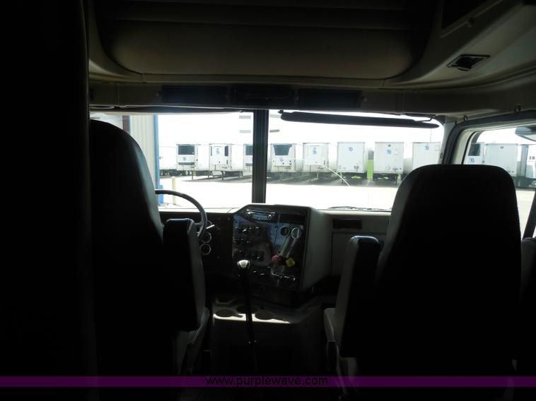 image for item H3234 2007 International 9400i semi truck