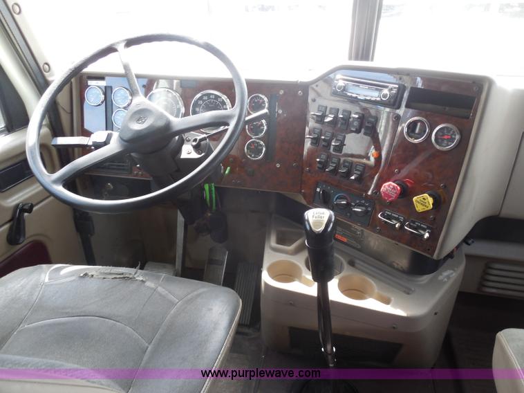 image for item H3234 2007 International 9400i semi truck