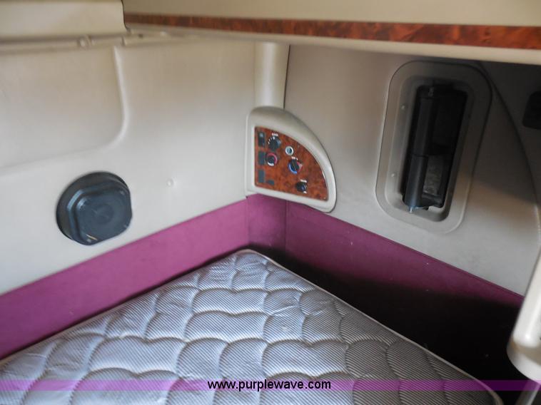 image for item H3234 2007 International 9400i semi truck