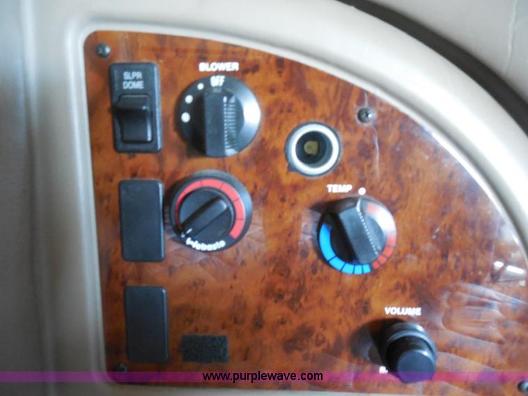 image for item H3234 2007 International 9400i semi truck