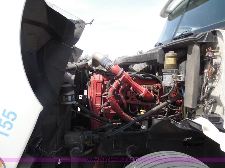 image for item H3234 2007 International 9400i semi truck