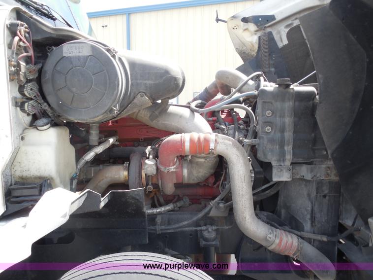 image for item H3234 2007 International 9400i semi truck